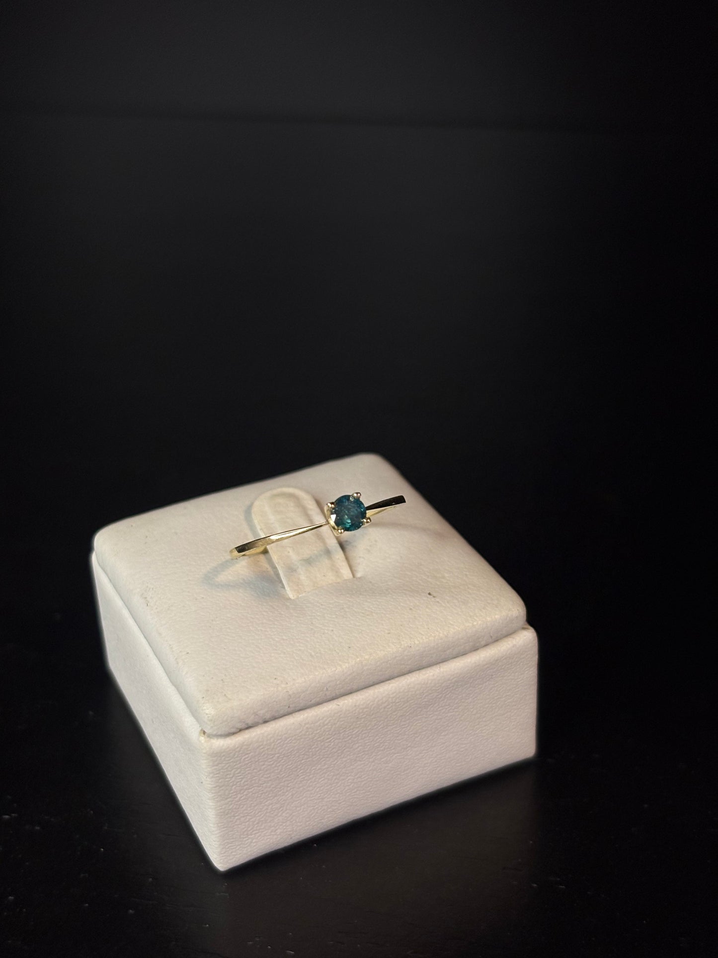 Cuntillo con diamante fancy vivid blue