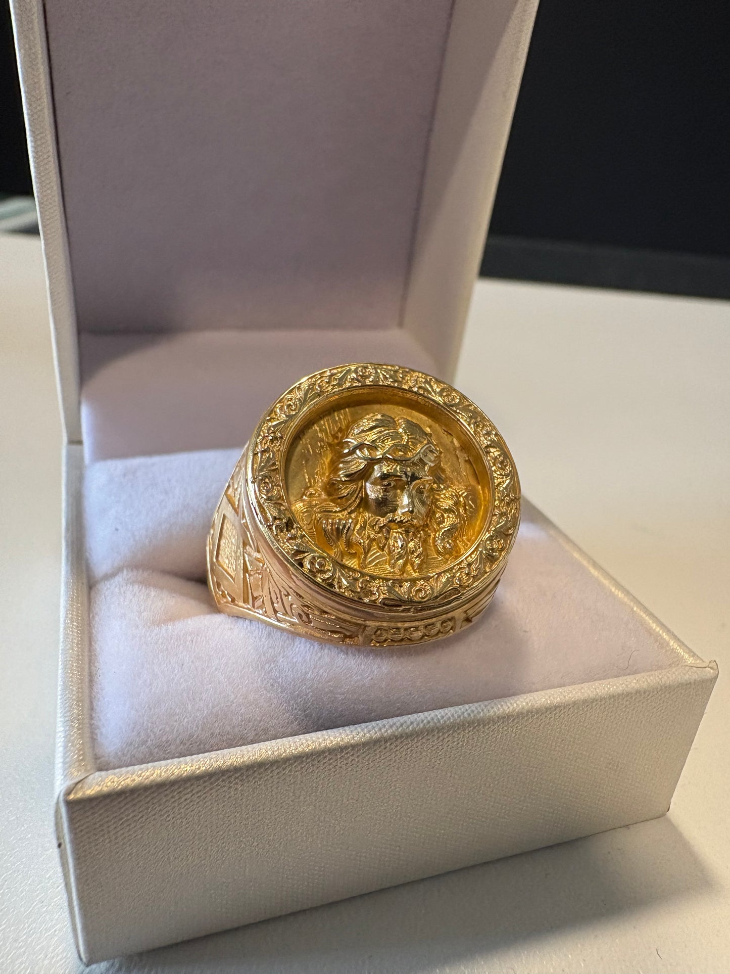 Anillo Jesús labrado plata enchapado en oro