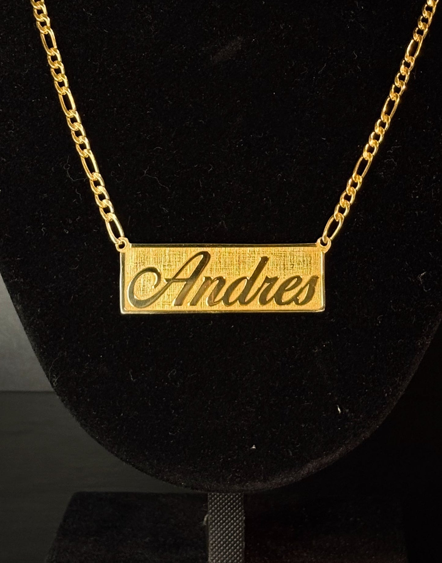 Cadena con nombre y marco enchapado en oro