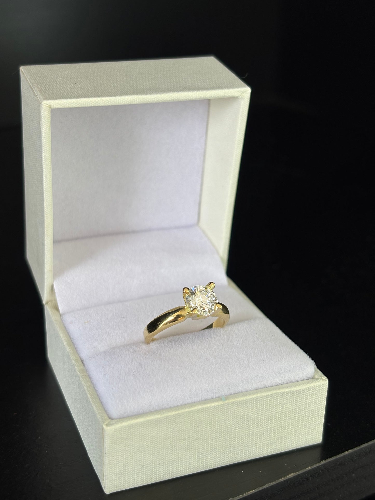 Cintillo 18k y Diamante