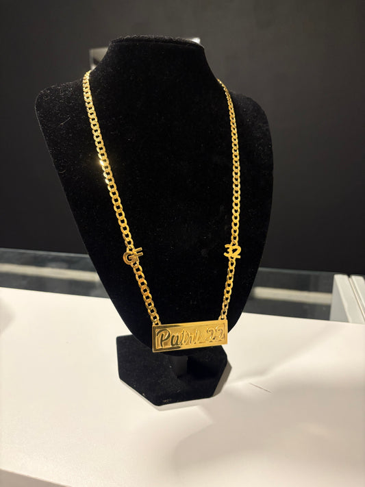 Cadena con nombre XL apliques laterales enchapado