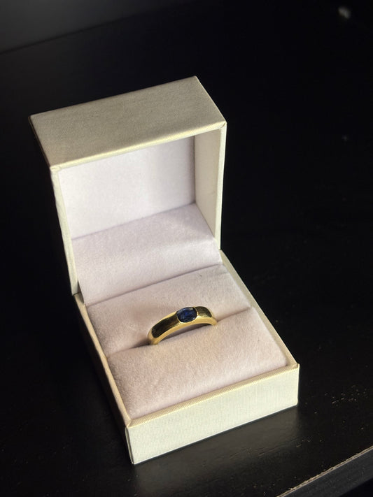 Anillo tipo Cartier con zafiro natural