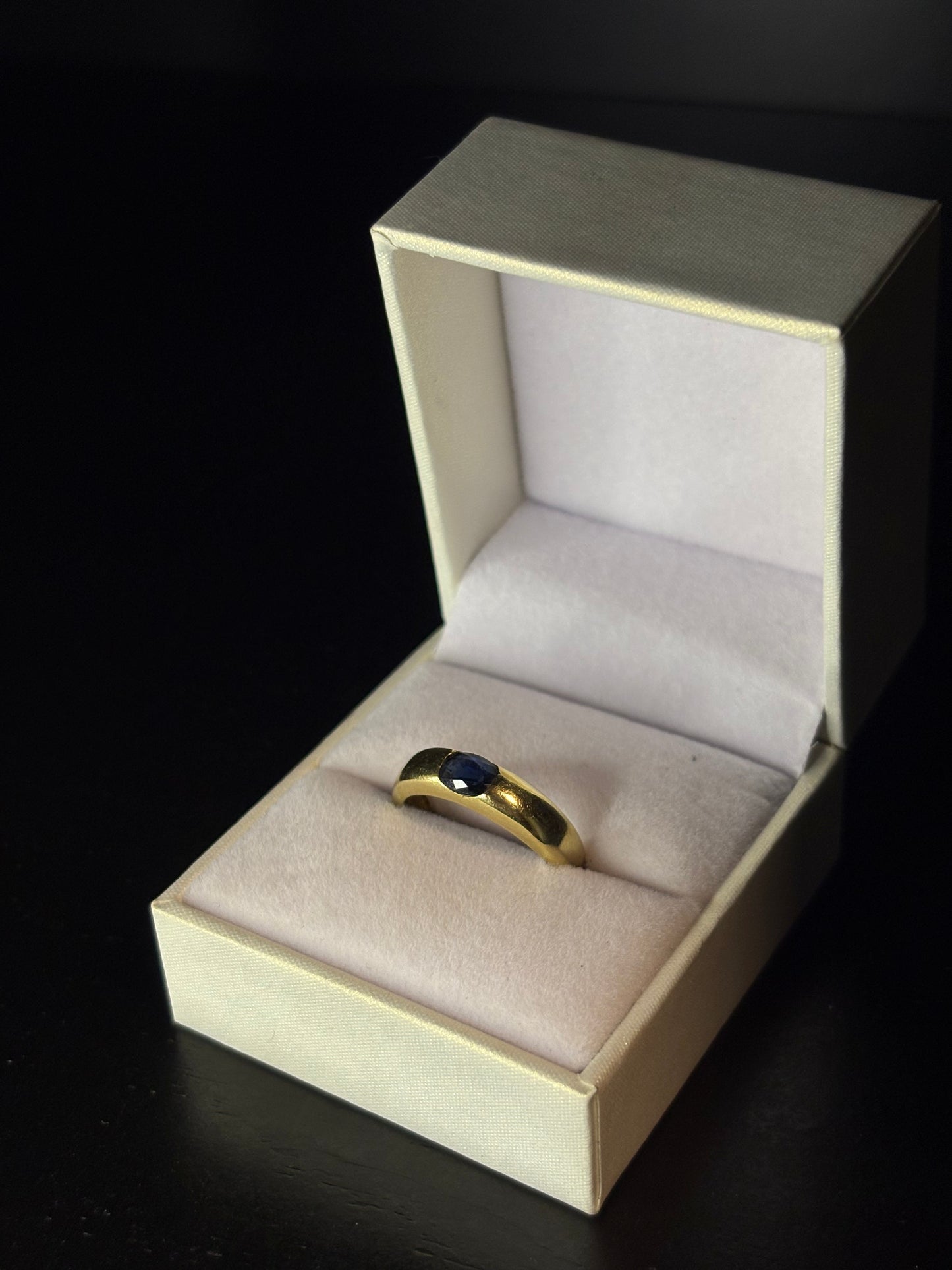 Anillo tipo Cartier con zafiro natural