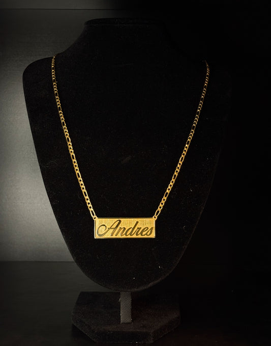 Cadena con nombre y marco enchapado en oro